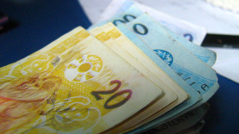 Notas de 20 e 100 reais ilustram pagamento do Nota Legal