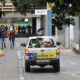 Registro do Setor Comercial Sul com pessoas caminhando e, ao lado, um veículo da SANEAR-DF