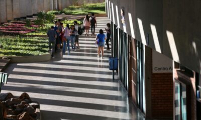 Corredor de uma universidade com a presença de alunos - ilustra ProUni