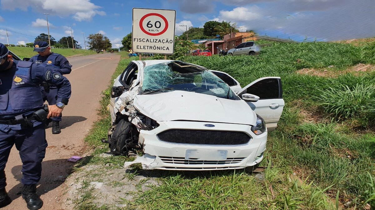 carro capota em fuga no Riacho Fundo II