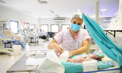 enfermeia cuidando de bebê internado
