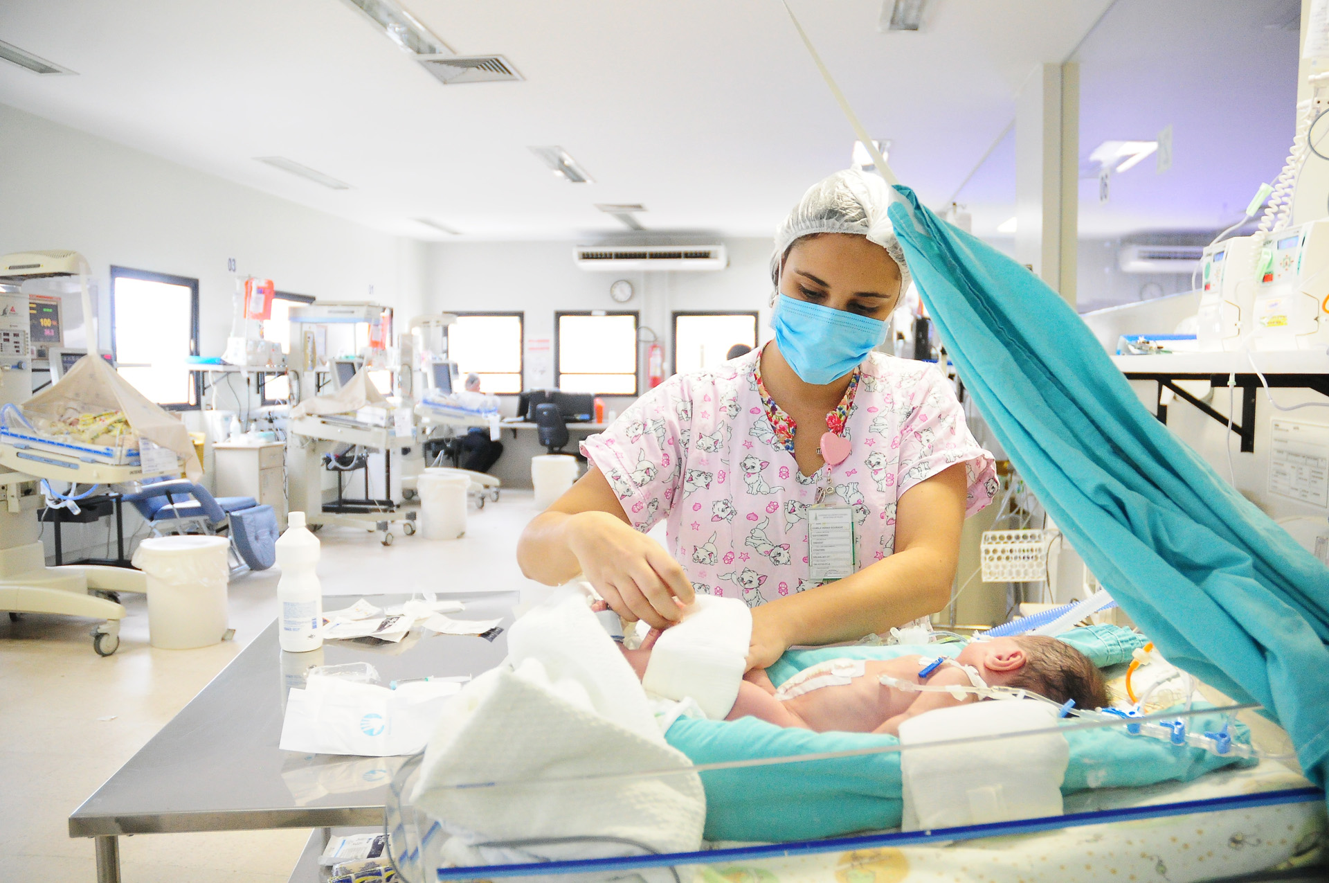 enfermeia cuidando de bebê internado