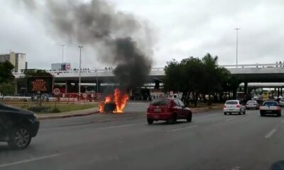 Carro pega fogo na entrada da plataforma inferior da rodoviária