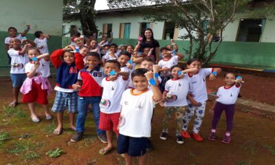 Professora e alunos antes da pandemia