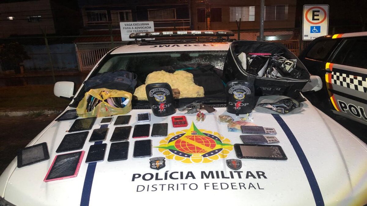 PMDF divulga celulares e drogas apreendidos no Paranoá por meio de crimes de homem e três menores de idade