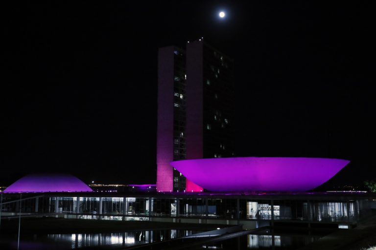 prédio do congresso nacional iluminado de rosa