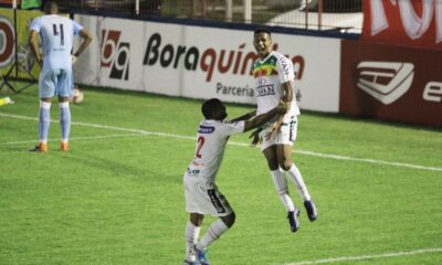 Jogadores do Busque FC comemoram vitória em campo