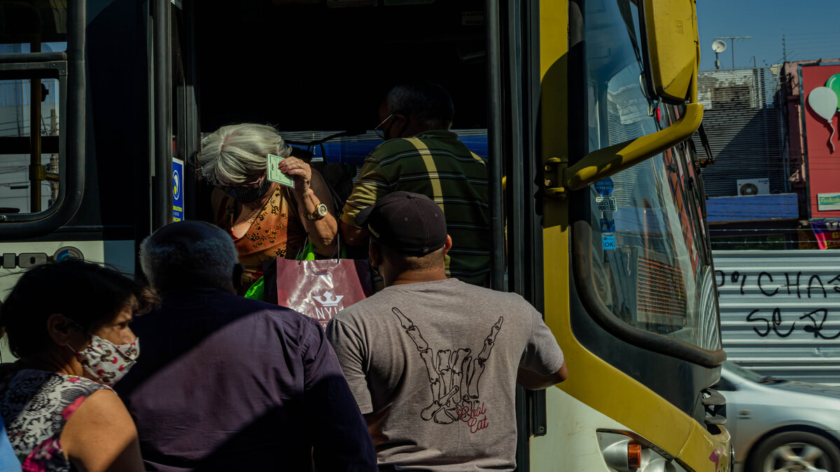 Passageiros entrando em um transporte público no DF