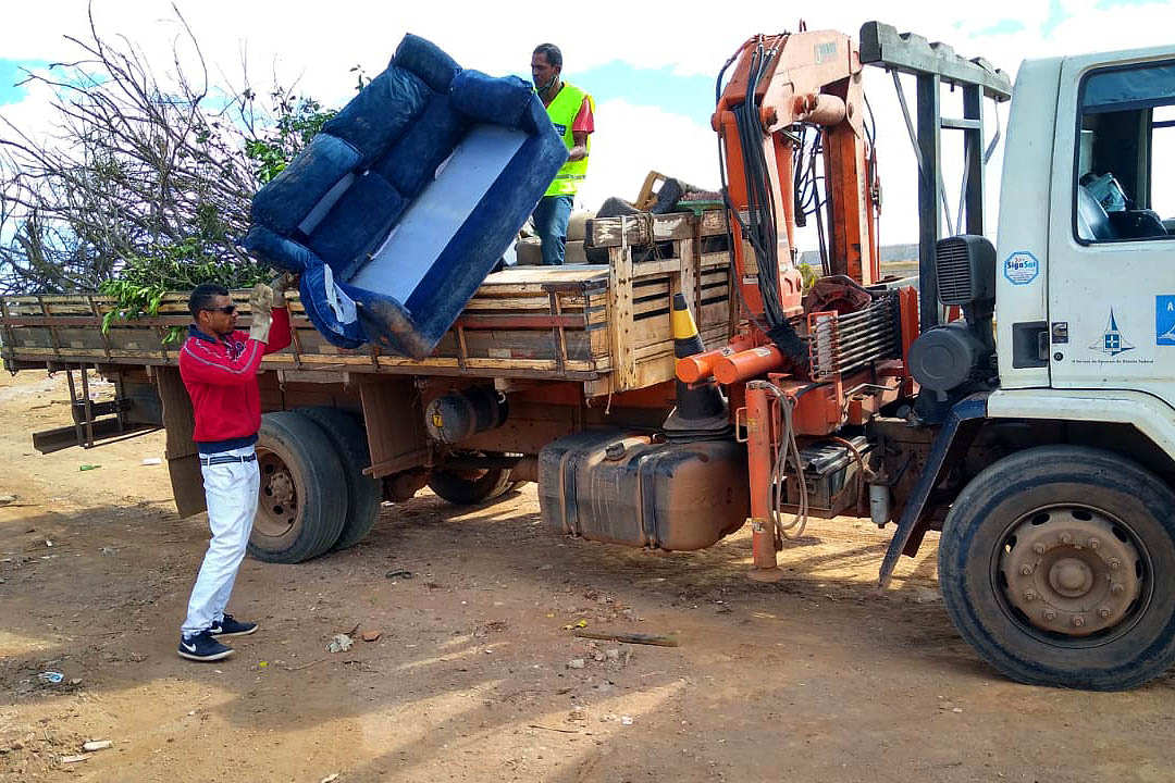 Recolhimento de sofá realizado em área de descarte de lixo irregular em Planaltina