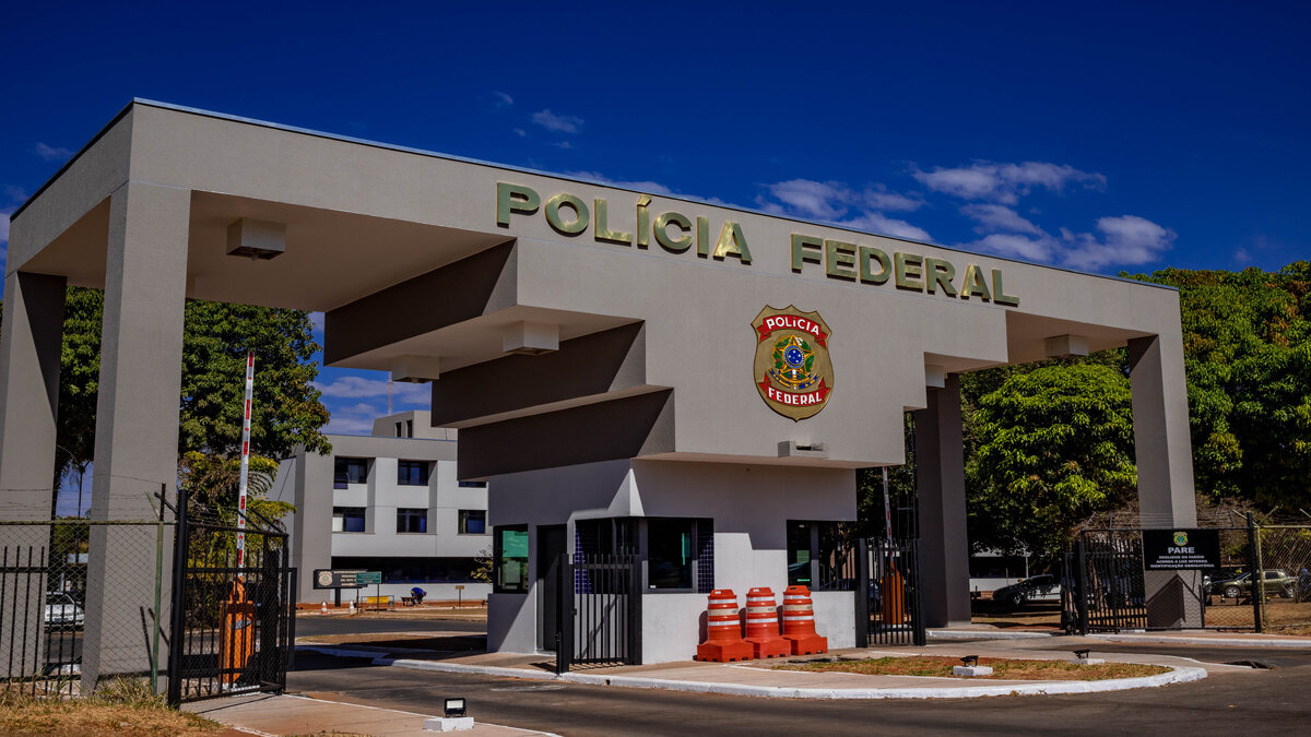 Fachada Polícia Federal: PF prende suspeitos de fraudes na Caixa