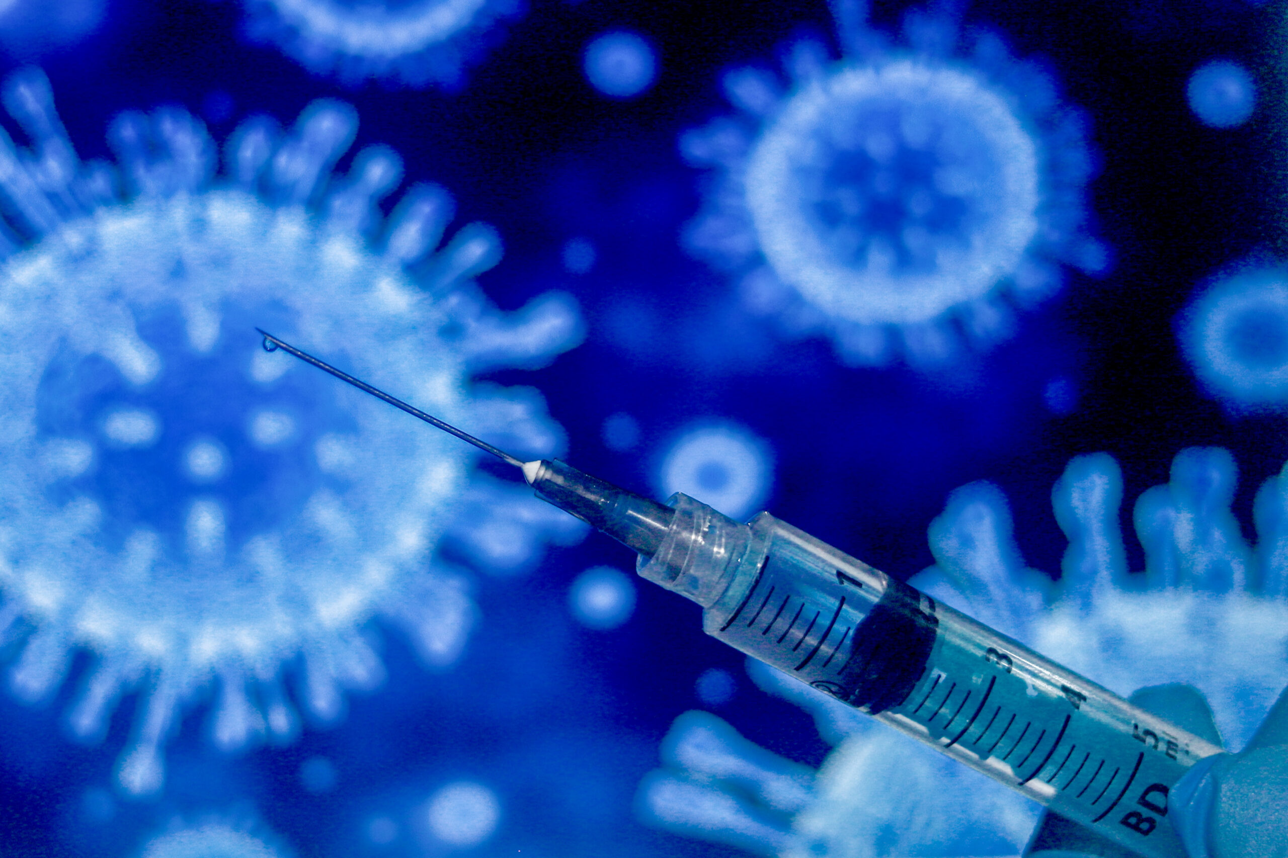 vacina sendo manipulada: Covid-19 no Distrito FEderal ainda tem números altos