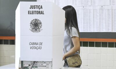 cabine pronta para dia de votação