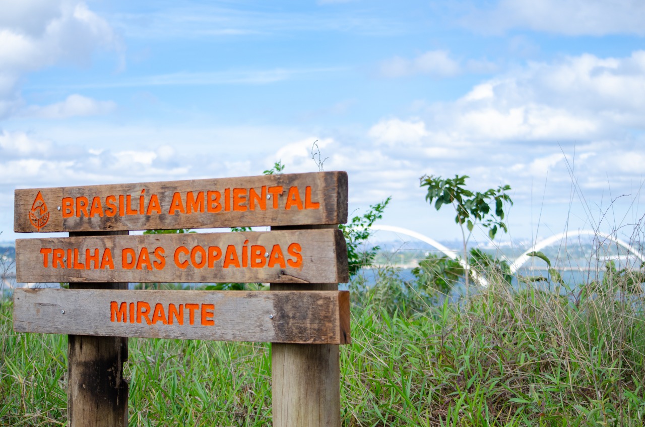 Foto da placa "Brasília Preservação Ambiental"