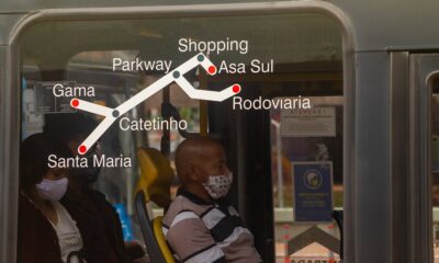 passageiros dentro no ônibus na linha Santa Maria