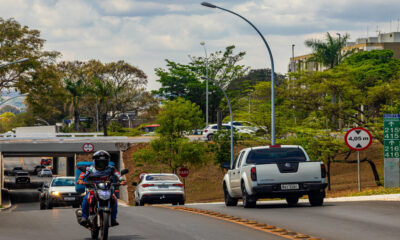 Carros e motos trafegando: CNH Social