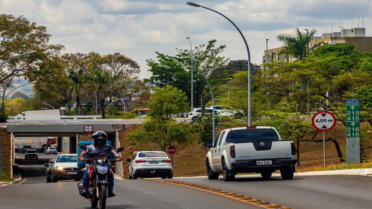 Carros e motos trafegando: CNH Social
