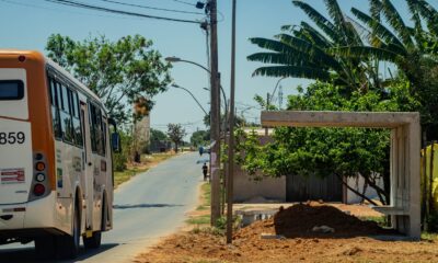 ônibus BRT Sol Nascente em uma parada em um dia ensolarado