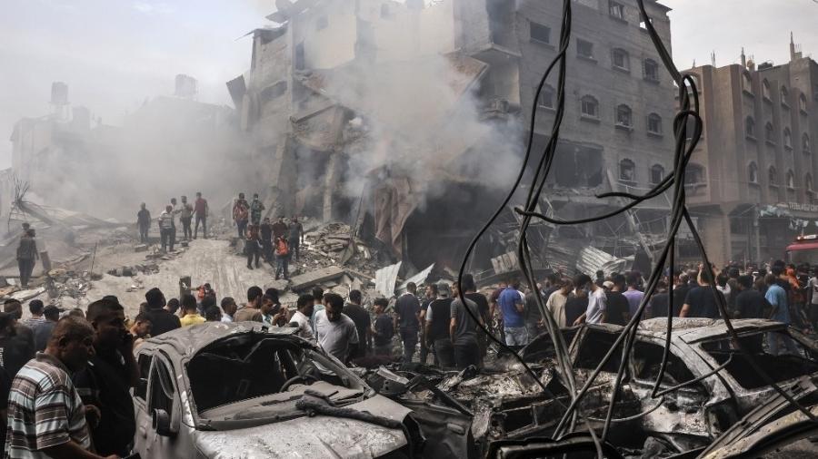 Homem é visto em meio a escombros de edifício onda morava em Gaza